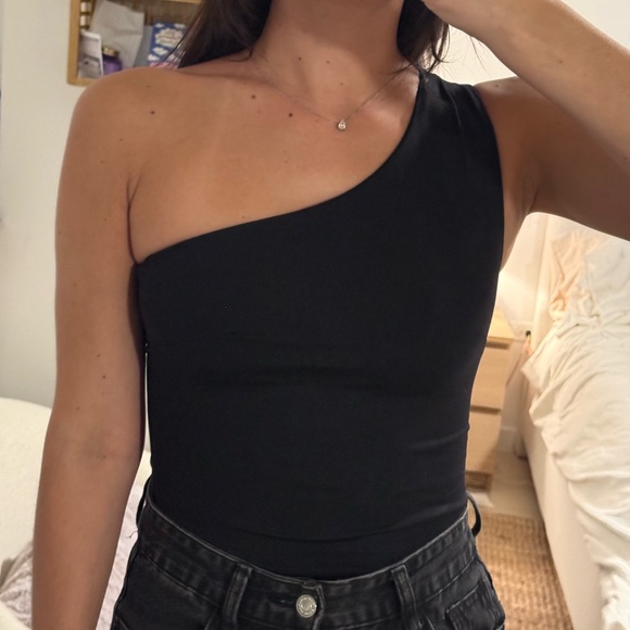 Black One-Shoulder Bodysuit - Picture 2 of 6